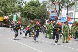 Lính cứu hỏa trổ tài bò đường ống, cõng nạn nhân