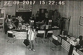 Camera ghi lại toàn bộ vụ cướp ngân hàng ở Vĩnh Long