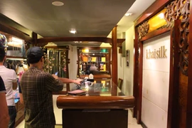 Chi cục QLTT Hà Nội kiểm tra cửa hàng Khaisilk