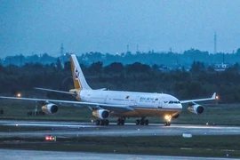 Clip: 'Cung điện bay' của quốc vương Brunei đến Đà Nẵng