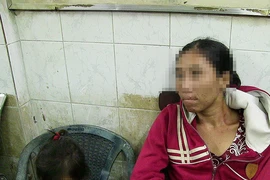 Người mẹ bế con đi ăn xin, chích ma túy khai gì?