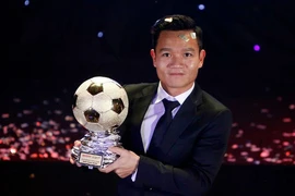 Giây phút Đinh Thanh Trung giành Quả bóng vàng 2017
