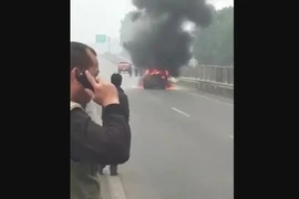 Ô tô bốc cháy dữ dội trên cao tốc Thái Nguyên - Hà Nội