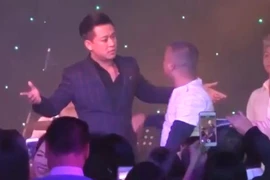 Đang biểu diễn, ca sĩ Tuấn Hưng bị khán giả giật mic