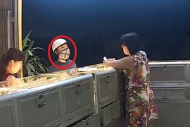 Camera ghi lại toàn bộ vụ cướp tiệm vàng tại Bình Dương
