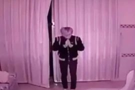 Clip: Tên trộm vái lạy bàn thờ trước khi lấy tài sản
