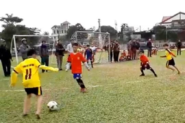 Clip: Cậu bé ở Hà Tĩnh đi bóng vi diệu như Messi