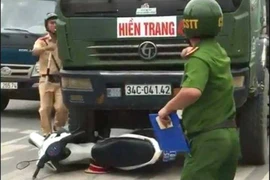 Clip: Xe tải tông nát xe cảnh sát giao thông ở Hải Phòng