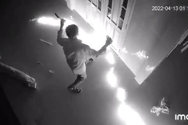 Xử lý đối tượng phóng hỏa, tấn công hàng xóm lúc nửa đêm 