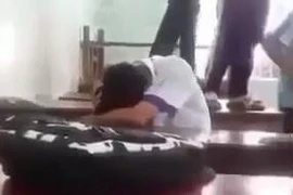 Một học sinh lớp 8 bị bạn học đánh hội đồng vì nhìn thấy bạn nữ hút thuốc 