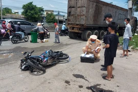 Va chạm với xe container, nam thanh niên đi xe máy bị thương nặng