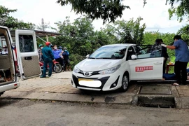 Tài xế tử vong trên xe taxi đậu ven đường