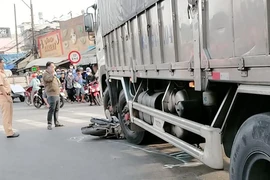 Nữ giáo viên tiếng Anh đang dừng đèn đỏ bị xe tải cán trúng