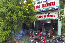 Đột nhập tiệm vàng giữa ban ngày, tên trộm gom nhiều nữ trang tẩu thoát