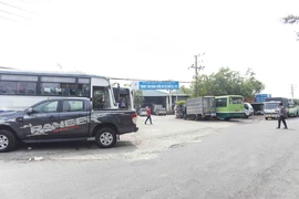 Trung tâm đăng kiểm quá tải, tài xế xếp hàng dài từ 3h sáng