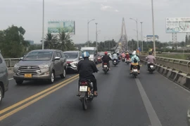 Sáng mùng 2, cầu Rạch Miễu đã ùn ứ cục bộ