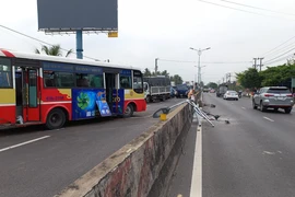 2 xe khách tông nhau, khiến 3 người bị thương