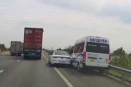 2 ô tô va chạm khi tranh nhau chạy vào vào làn dừng khẩn cấp cao tốc TP.HCM - Trung Lương