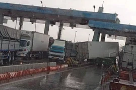 Thùng hàng của xe container bị rơi xuống