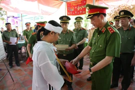 Thăng hàm trung tá cho đồng chí Nguyễn Xuân Hào