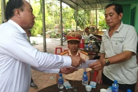 Ban ATGT tỉnh Long An tặng quà gia đình tử nạn