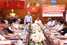 Đoàn công tác Hội đồng lý luận Trung ương khảo sát tại huyện Cần Giuộc.