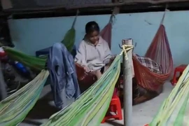Hai vợ chồng đi xe máy nghi bị cướp bắn trên quốc lộ N2 