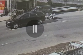 Camera ghi lại vụ ô tô tông vợ chồng đi xe máy rồi bỏ chạy