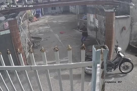 Chân băng bó nhưng vẫn đi trộm tài sản