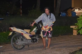 Giật dây chuyền bạn cùng chơi ở công viên