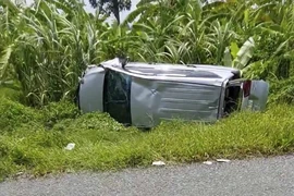 Va chạm với xe tải tập lái, ô tô 7 chỗ lao xuống đường lật ngang