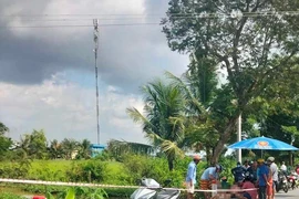 Hiện trường người đàn ông nằm tử vong dưới mương nước, cạnh xe máy