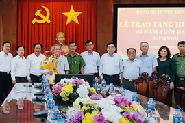 Long An: Trao tặng huy hiệu cho 345 đảng viên dịp 2-9