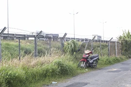 Mối nguy hiểm từ nạn phá rào cao tốc TP.HCM - Trung Lương
