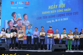 Trao bằng khen cho thanh niên công nhân tiêu biểu