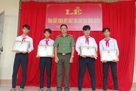 Khen thưởng 4 em học sinh phát hiện quả đạn pháo trong nhà người dân