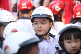 Long An: Trao tặng hàng ngàn mũ bảo hiểm cho học sinh tiểu học