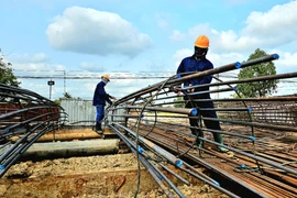 Công nhân tất bật chuẩn bị lao dầm cầu Tân Bửu vào tháng 5-2024