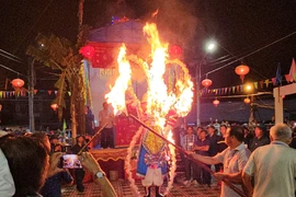 Người dân chờ 'đốt Ông Tiêu' lúc nửa đêm, xin lộc về nhà tại Lễ hội Làm Chay