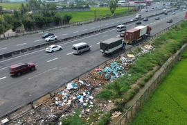 Rác thải ngập tràn hai bên tuyến cao tốc TP.HCM – Trung Lương