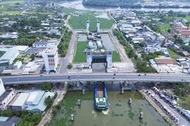 Ngắm Âu tàu lớn bậc nhất Đông Nam Á vận hành trong mùa hạn mặn