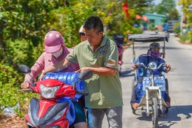 Nước uống miễn phí đến người dân miền hạ giữa mùa hạn mặn 