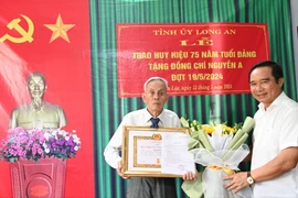 Bí thư Tỉnh ủy Long An trao huy hiệu 75 năm tuổi Đảng cho đảng viên cao niên
