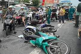 Ô tô khách tông loạt xe máy dừng đèn đỏ, khiến 1 người tử vong và nhiều người bị thương