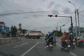 Xe ben chạy vượt đèn đỏ, quay đầu ngay ngã ba trên quốc lộ 1