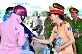 Long An: Công an huyện cửa ngõ miền Tây tiếp sức người dân về quê nghỉ lễ Quốc khánh 2-9