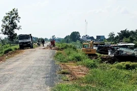 Long An: Có hay không khai thác đất cặp đường kênh 61 đem bán