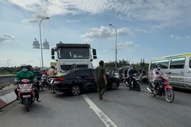 3 ô tô va chạm trên cầu Bến Lức, hướng đi TP. HCM bị ùn tắc 