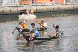 Hàng ngàn người dân Long An phấn khích đến xem đua xuồng ba lá