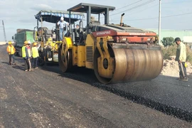 Thảm bê tông nhựa đoạn 250m đoạn kết nối Vành đai 3 với 2 cao tốc 